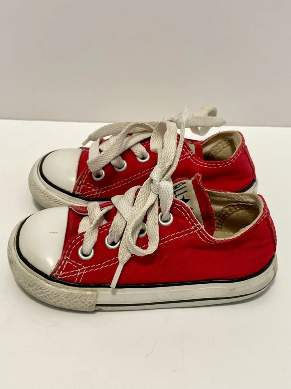 Converse All Star Chuck Taylor Classic Low Top Kids Sneakers Youth Size 6 Red